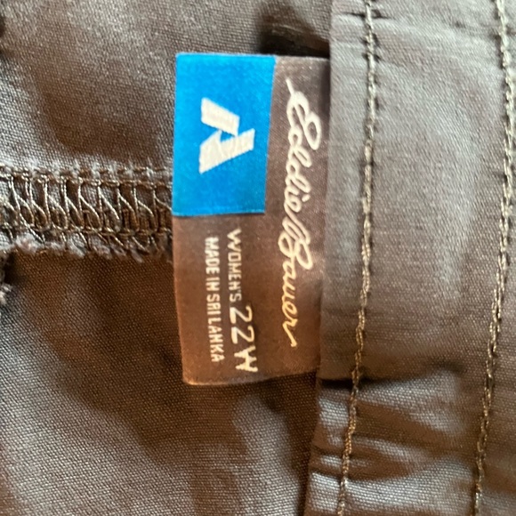 Eddie Bauer Women’s Gray First Ascent Hiking Shorts - Picture 5 of 5